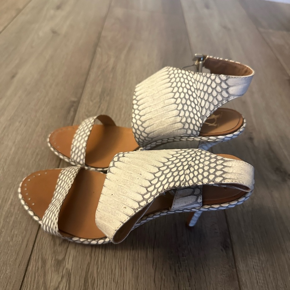 Vero Cuoio Cream and Tan Heels